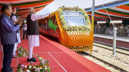 PM_Modi_flagging_vande _Bharat