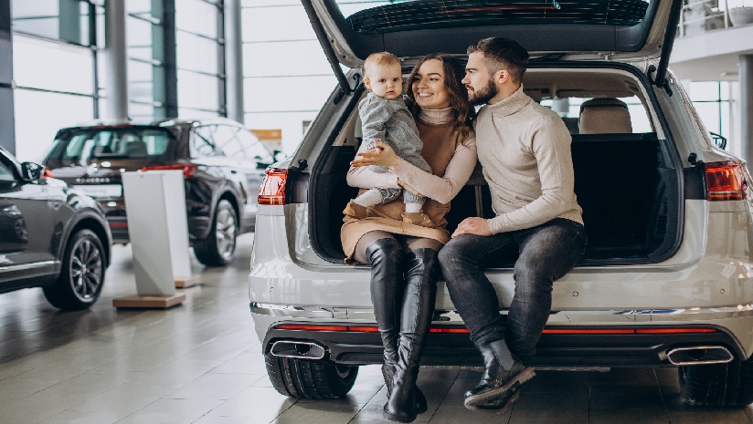 family-choosing-car-car-showroom